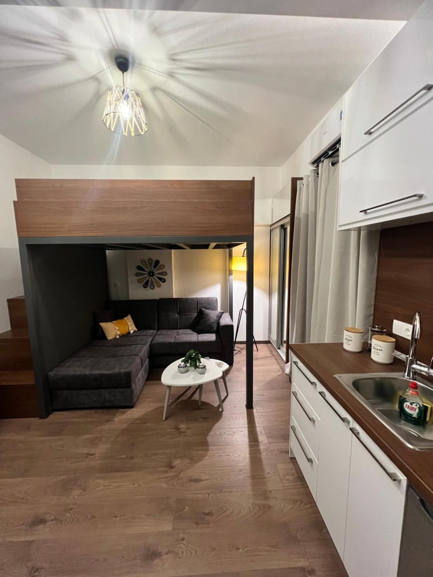 Modern Tiny House In Wolos Zewnętrze zdjęcie
